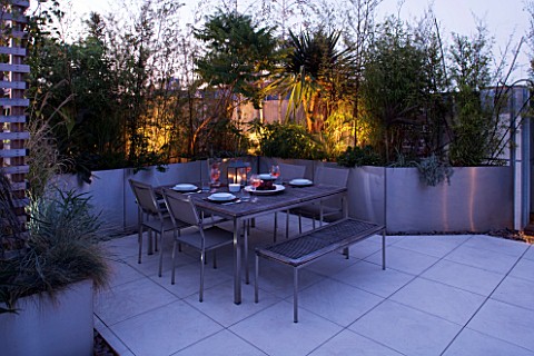 CONTEMPORARY_FORMAL_ROOF_TERRACE_GARDEN_DESIGNED_BY_DATA_NATURE_ASSOCIATES_SEATING_AREA_AT_NIGHT_WIT