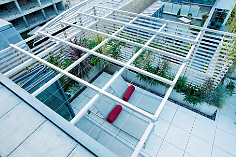 CONTEMPORARY_FORMAL_ROOF_TERRACE_GARDEN_DESIGNED_BY_DATA_NATURE_ASSOCIATES_VIEW_DOWN_OVER_TRELLIS_PE