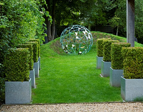 DAVID_HARBER_SUNDIALS_CLIPPED_BOX_IN_METAL_CONTAINERS_AND_THE_NUAGE_SCULPTURE_ON_LAWN_FORMAL_GARDEN_