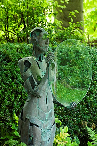 DAVID_HARBER_SUNDIALS_MAN_SCULPTURE_IN_WOODLAND