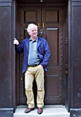 ARCHITECT CHRIS DYSONS HOUSE: CHRIS DYSON BY THE FRONT DOOR