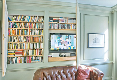ARCHITECT_CHRIS_DYSONS_HOUSE_THE_LIVING_ROOM_WITH_DOORS_OPEN_SHOWING_BOOKS_AND_TELEVISION