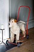 ARCHITECT CHRIS DYSONS HOUSE: THE LIVING ROOM - TOY DOG
