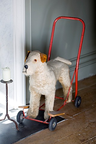 ARCHITECT_CHRIS_DYSONS_HOUSE_THE_LIVING_ROOM__TOY_DOG