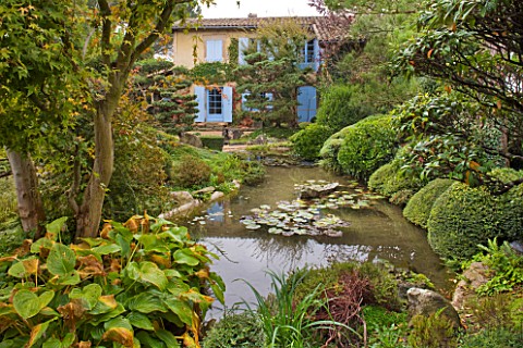 GARDEN_OF_ERIK_BORJA__FRANCE_JAPANESE_ASIAN_STYLE__VIEW_TO_THE_EAST_SIDE_OF_THE_HOUSE_WITH_POOLPOND_