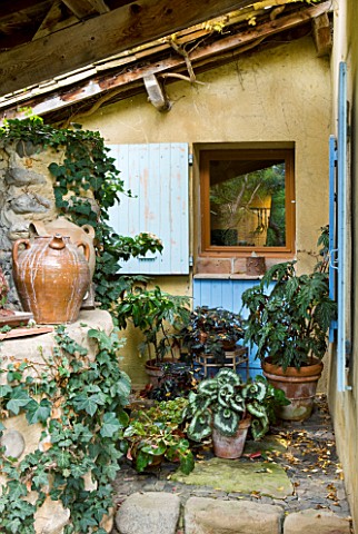 GARDEN_OF_ERIK_BORJA__FRANCE_JAPANESE_ASIAN_STYLE__VIEW_OF_THE_KITCHEN_WINDOW_WITH_CONTAINERS_PLANTE