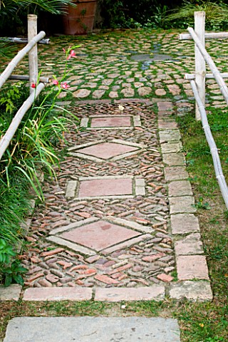 GARDEN_OF_ERIK_BORJA__FRANCE_JAPANESE_ASIAN_STYLE__PATH_OF_BRICKS_AND_STONE_WITH_BAMBOO_EDGING