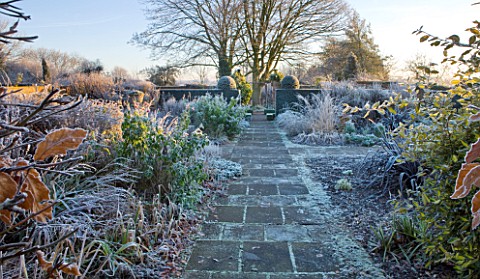 WOLLERTON_OLD_HALL__SHROPSHIRE_WINTER_GARDEN_IN_FROST___VIEW_ACROSS_LANHYDROCK_GARDEN_AT_DAWN_WITH_S