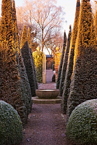 WOLLERTON_OLD_HALL__SHROPSHIRE_WINTER_GARDEN_IN_FROST___THE_WELL_GARDEN_WITH_CENTRAL_LIMESTONE_WELL_