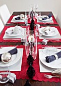 WHITE DINING ROOM WITH DINING TABLE  WHITE CHAIRS.  LAID UP FOR CHRISTMAS. SARAH EASTEL LOCATIONS/ DI ABLEWHITE
