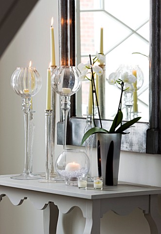 CHRISTMAS__TABLE_IN_HALLWAY_BY_FRONT_DOOR_WHITE_ORCHID_IN_BLACK_AND_WHITE_GLASS_CONTAINER__CANDLES_A