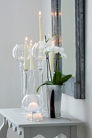 CHRISTMAS__TABLE_IN_HALLWAY_BY_FRONT_DOOR_WHITE_ORCHID_IN_BLACK_AND_WHITE_GLASS_CONTAINER__CANDLES_A