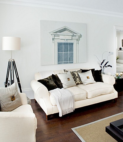 CHRISTMAS__LIVING_ROOM_WITH_CREAM_SOFAS__CUSHIONS_AND_TRIPOD_LAMP_SARAH_EASTEL_LOCATIONS_DI_ABLEWHIT