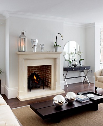 CHRISTMAS__LIVING_ROOM_WITH_CREAM_FIREPLACE__CREAM_SOFA__WOODEN_COFFEE_TABLE__SILVER_GLOBES__MIRROR_