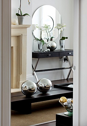 CHRISTMAS__LIVING_ROOM_WITH_CREAM_FIREPLACE__SILVER_GLOBES__TABLE_AND_MIRROR_SARAH_EASTEL_LOCATIONS_