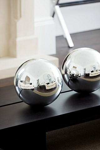CHRISTMAS__LIVING_ROOM__WOODEN_COFFEE_TABLE_WITH_SILVER_GLOBES__SARAH_EASTEL_LOCATIONS_DI_ABLEWHITE