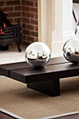 CHRISTMAS - LIVING ROOM - WOODEN COFFEE TABLE WITH SILVER GLOBES - SARAH EASTEL LOCATIONS/ DI ABLEWHITE