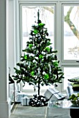 CHRISTMAS - CHRISTMAS TREE WITH PRESENTS IN THE LOUNGE. SARAH EASTEL LOCATIONS/ DI ABLEWHITE