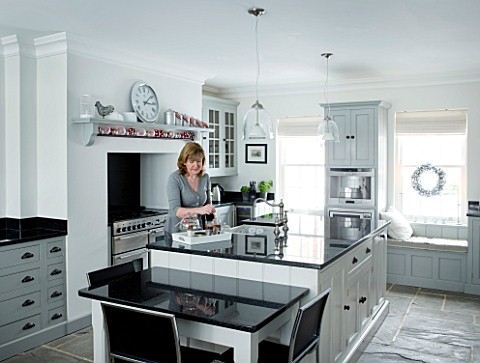 CHRISTMAS__DI_ABLEWHITE_MAKING_TEA_IN_HER_BLACK_AND_WHITE_KITCHEN_SARAH_EASTEL_LOCATIONS_DI_ABLEWHIT