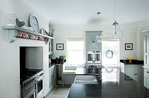 CHRISTMAS__BLACK_AND_WHITE_KITCHEN_SARAH_EASTEL_LOCATIONS_DI_ABLEWHITE