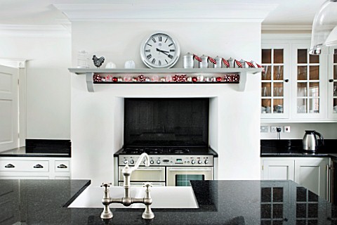 CHRISTMAS_DETAIL_OF_BLACK_COOKER_AND_WHITE_WALLS_IN_THE_KITCHEN__CLOCK_ON_WALL_SARAH_EASTEL_LOCATION