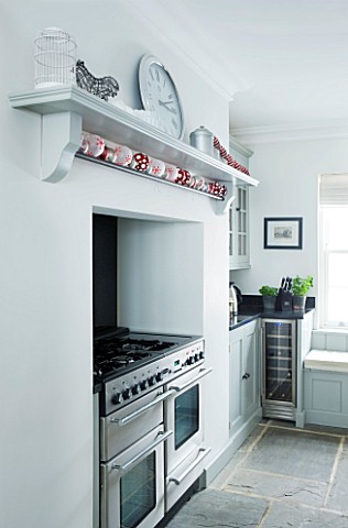 CHRISTMAS_DETAIL_OF_BLACK_COOKER_AND_WHITE_WALLS_IN_THE_KITCHEN__CLOCK_ON_WALL_SARAH_EASTEL_LOCATION