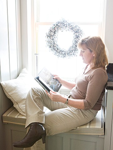 CHRISTMAS__DI_ABLEWHITE_READING_IN_THE_WINDOW_SEAT_IN_THE_KITCHEN_SARAH_EASTEL_LOCATIONS_DI_ABLEWHIT