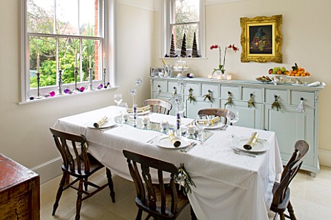 CLARE_MATTHEWS_CHRISTMAS_HOUSE_INTERIOR_THE_KITCHEN_WITH_TABLE_LAID_FOR_CHRISTMAS__PLATES_WITH_CRACK