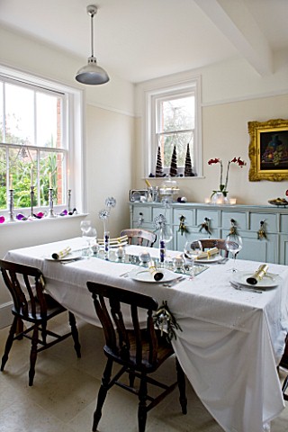 CLARE_MATTHEWS_CHRISTMAS_HOUSE_INTERIOR_THE_KITCHEN_WITH_TABLE_LAID_FOR_CHRISTMAS__PLATES_WITH_CRACK
