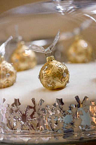 CLARE_MATTHEWS_CHRISTMAS_HOUSE_INTERIOR_CHRISTMAS_CAKE_WITH_GOLD_BAUBLE