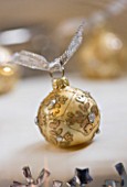 CLARE MATTHEWS CHRISTMAS HOUSE INTERIOR: CHRISTMAS CAKE WITH GOLD BAUBLE