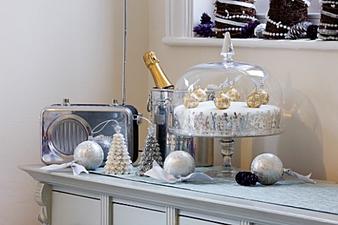 CLARE_MATTHEWS_CHRISTMAS_HOUSE_INTERIOR_DRESSER_WITH_SILVER_RADIO__CHAMPAGNE_BOTTLE__CHRISTMAS_CAKE_