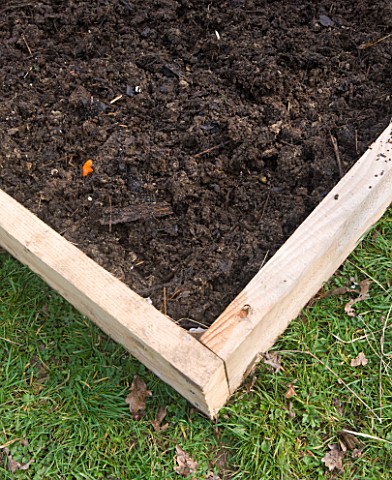 DESIGNER_CLARE_MATTHEWS_POTAGER_PROJECT__DEEP_BED_MULCHING__COMPOST_LAID_OVER_HOUSEHOLD_FOOD_WASTE_L