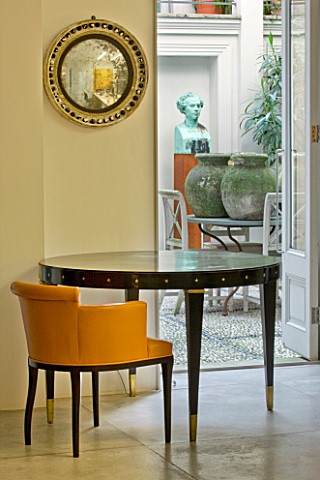 DESIGNER_JOHN_MINSHAW__THE_BASEMENT__ROUND_TABLE_LOOKING_OUT_TO_BASEMENT_GARDEN