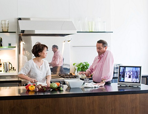 JOHN_MINSHAW_AND_HIS_WIFE_IN_THE_KITCHEN
