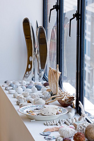 ROSE_GRAY_AND_SCULPTOR_DAVID_MACILWAINE_WINDOWSILL__IN_THE_LOUNGE_WITH_SHELLS