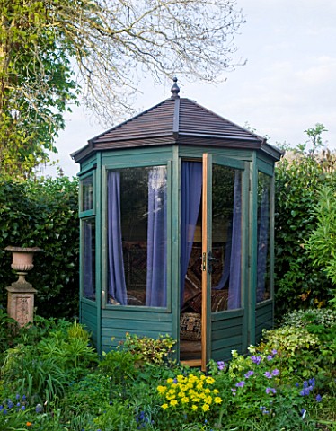 WOODCHIPPINGS__NORTHAMPTONSHIRE_BLUE_PAINTED_SUMMERHOUSE_SHED