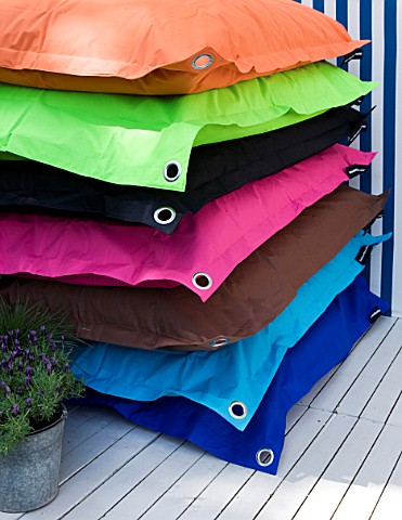 CHELSEA_FLOWER_SHOW_2009_BRIGHTLY_COLOURED_BEANBAGS_BY_OUTDOOR_BEANBAGCOM