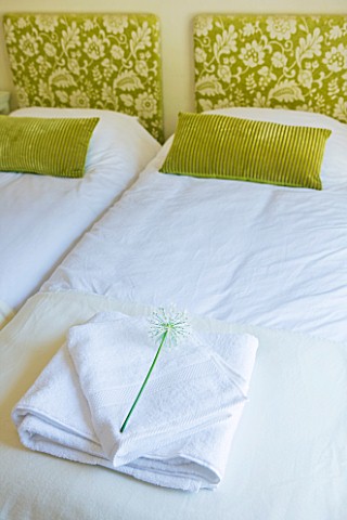 DESIGNER_CLAIRE_SKINNER__ROU_ESTATE__CORFU_HOUSE_INTERIOR__BEDROOM_WITH_WHITE_TOWEL__GREEN_CUSHIONS_