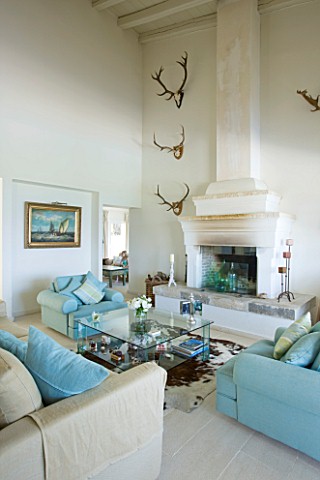 THE_KAPARELLI_ESTATE__CORFU__LIVING_ROOM_IN_PASTEL_SHADES_WITH_RAISED_FIREPLACE