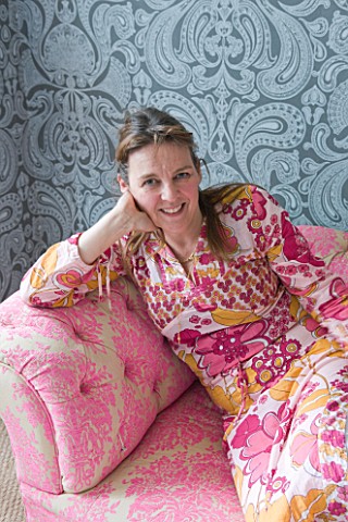 JOA_STUDHOLMES_LONDON_HOME_JOA_RELAXING_ON_HER_PINK_SOFA_IN_THE_LIVING_ROOM