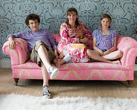 JOA_STUDHOLMES_LONDON_HOME_JOA_AND_FAMILY_RELAX_ON_THE_PINK_SOFA_IN_THE_LIVING_ROOM