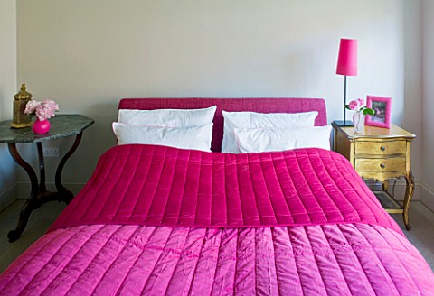 PAULA_PRYKES_HOUSE__SUFFOLK_BEDROOM_WITH_CERISE_PINK_FURNISHINGS