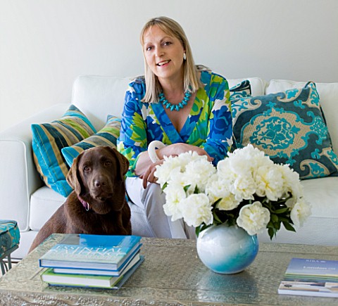 PAULA_PRYKES_HOUSE__SUFFOLK_PAULA_AND_HER_PET_LABRADOR_RELAX_IN_THE_GARDEN_ROOM