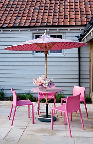 PAULA_PRYKES_HOUSE__SUFFOLK_PATIO_WITH_PINK_PARASOL__TABLE_AND_CHAIRS