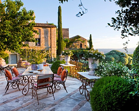 LA_CARMEJANE_FRANCE_LUBERON_PROVENCE_TERRACE_DINING_TABLE_CHAIRS_PATIO_ENTERTAINING_FRENCH_COUNTRY_G