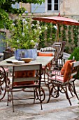 LA CARMEJANE, FRANCE: LUBERON, PROVENCE, TERRACE, DINING, TABLE, CHAIRS, PATIO, ENTERTAINING, FRENCH, COUNTRY, GARDEN