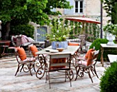 LA CARMEJANE, FRANCE: LUBERON, PROVENCE, TERRACE, DINING, TABLE, CHAIRS, PATIO, ENTERTAINING, FRENCH, COUNTRY, GARDEN