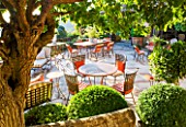 LA CARMEJANE, FRANCE: LUBERON, PROVENCE, TERRACE, DINING, TABLE, CHAIRS, PATIO, ENTERTAINING, FRENCH, COUNTRY, GARDEN, TREES, BOX BALLS