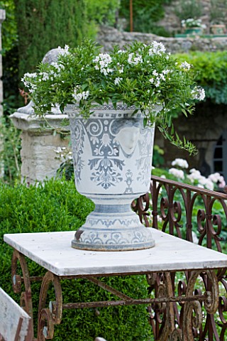 LA_CARMEJANE_FRANCE_LUBERON_PROVENCE_TERRACE_DINING_TABLE_PATIO_ENTERTAINING_FRENCH_COUNTRY_GARDEN_C